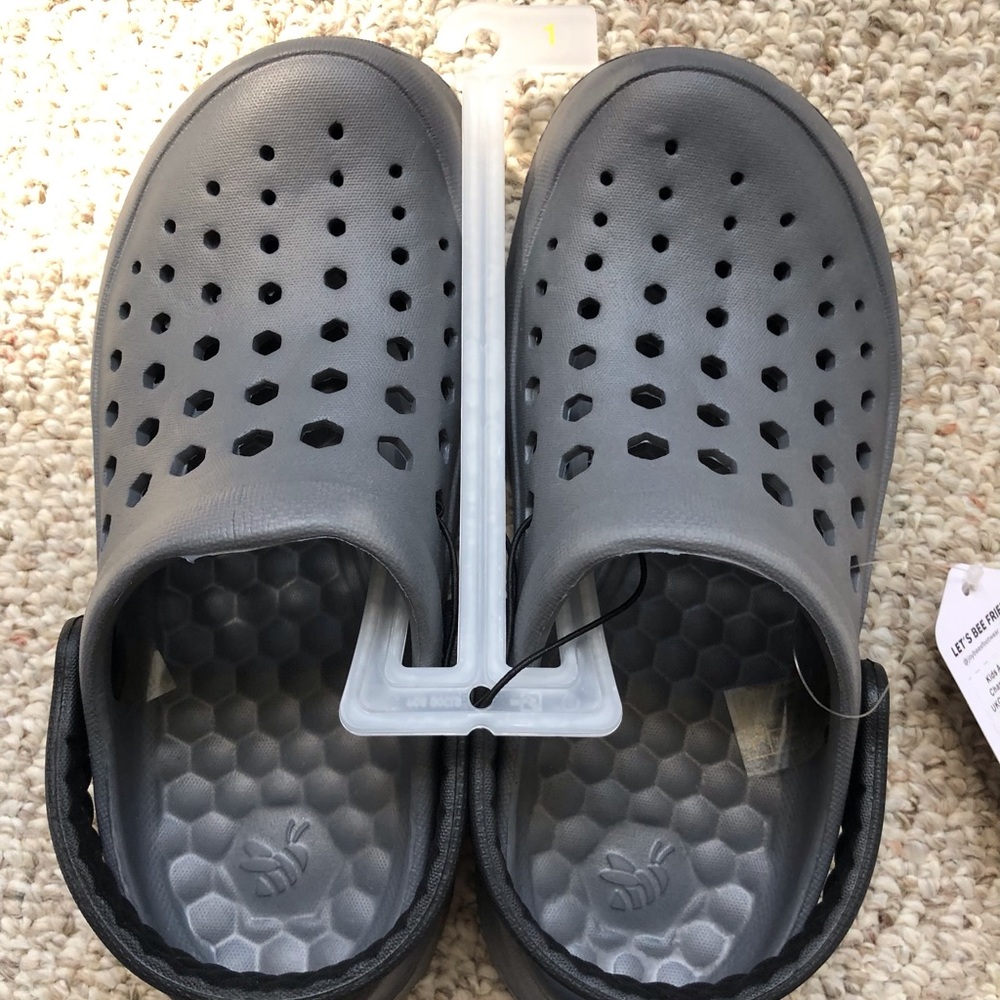 Unisex Joy bees Active Kids Clogs.  Size 1. New.